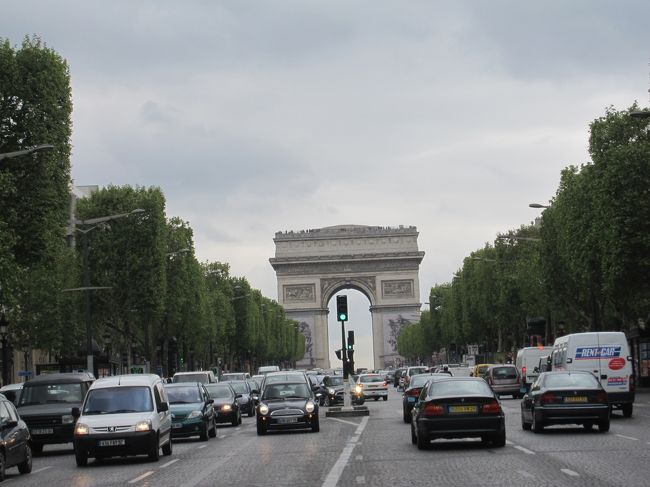 シャンゼリゼから凱旋門。<br />横断歩道の真ん中で必死に撮りました！