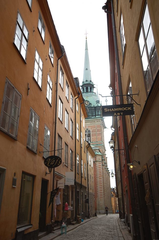 細い道の間から見える教会