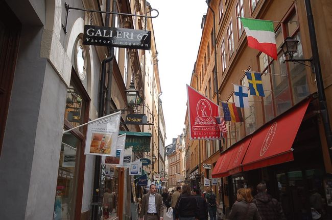 お店がたくさん並んでいてにぎわっている路地