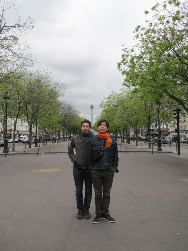 バスティーユをバックに。<br />写真撮る時って、どういうポーズすればいいのか悩む今日この頃です