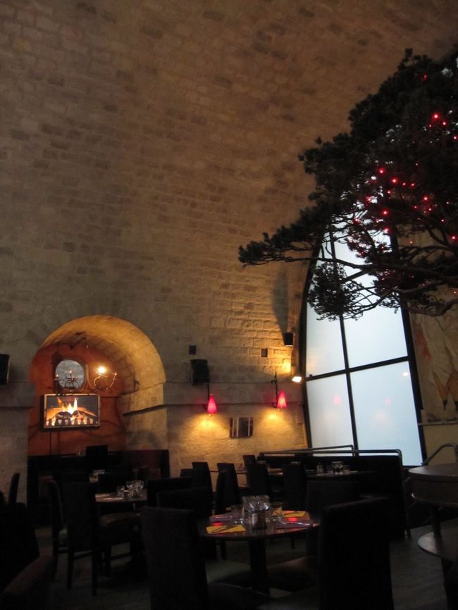 バスティーユ広場近くの「Le Viaduc Cafe」へ。<br />雰囲気最高でしたよ！<br /><br />http://www.leviaduc-cafe.com/