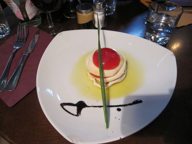 さすがに、毎日フレンチばかりであっさりした物が食べたかった。<br />トマトとモッツァレラチーズのミルフィーユを前菜に。