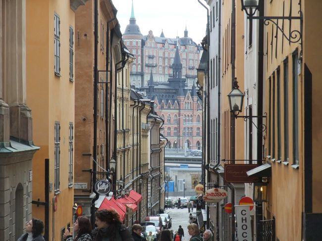 下り坂の向こうの丘に見える街<br />こんな風景がとても好きです