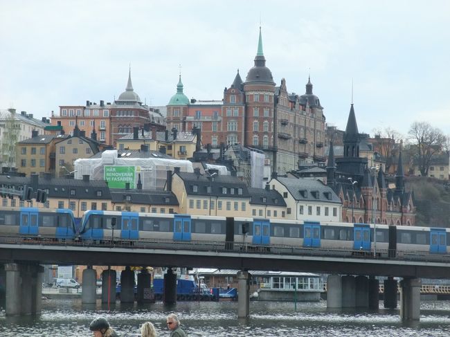 建物がすごく密集しています<br /><br />手前の橋を渡っている地下鉄で移動しました