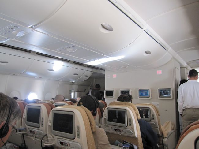 いきなり飛行機の中ですみません。<br />パリ→シンガポールはA380です。<br />ずっと乗りたかったA380。<br />静か、大きい、ゆったり。