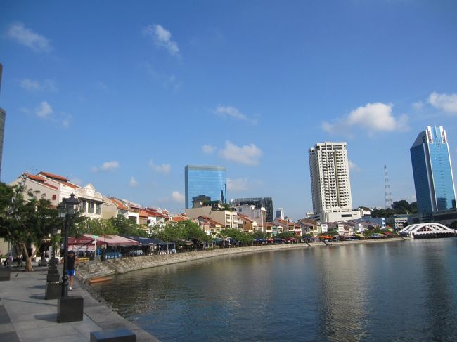 ノープランでシンガポール入り。<br />何度目かなぁ〜。<br />今回は現地の友達が用事ありで会えず。<br />一人ブラブラ。<br />13℃だったパリから、30℃のシンガポール。<br />かなり暑かった〜。