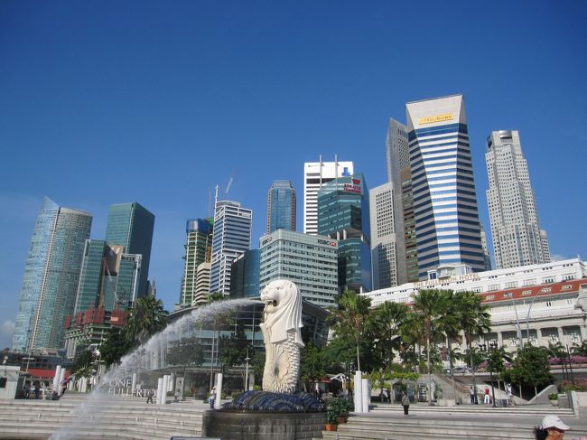 とりあえず、久々に見ようと思いマーライオンまで。