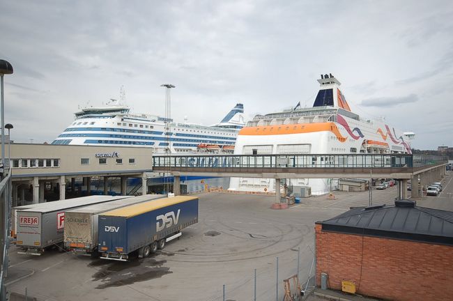 バッタハムン港のフェリーターミナルが見えました。<br /><br />手前がエストニアのタリンに行く船。<br />奥は私が乗るタリンクシリヤラインでフィンランドのヘルシンキ行きです。<br />今朝乗ったＤＦＤＳシーウエイズよりも大きそうな感じです〜