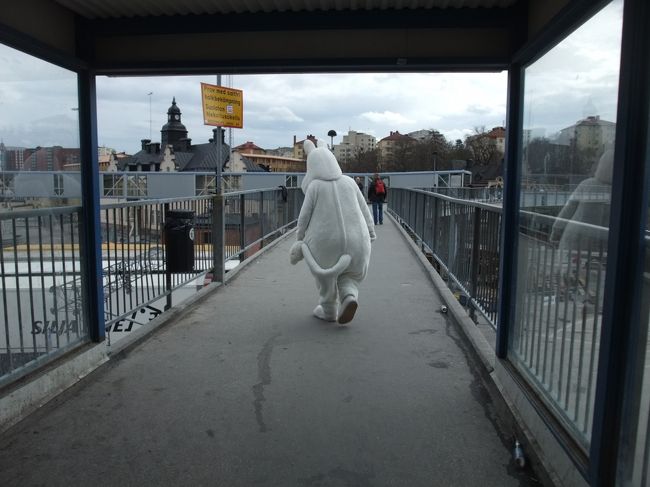 ターミナル入り口でムーミンがようこそと愛想よく手招きしてくれたのですが、去っていく後姿がうつむいていて何だか寂しそう。。。<br /><br />これから長い船旅が始まります。<br />どんな船室なのか期待がふくらみます♪<br />