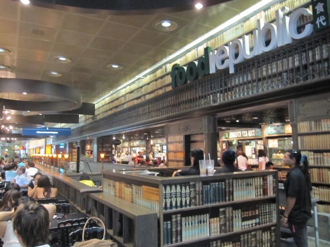 何食べようかなぁ〜。<br />歩き回りました。