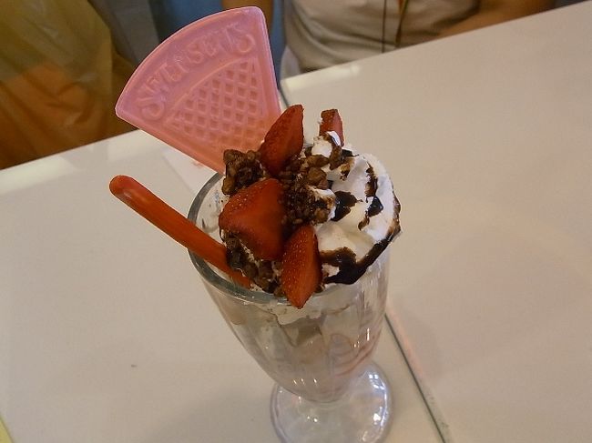 相棒が頼んだパフェ♪<br />このイチゴ、生イチゴですが、<br />甘くはありません。<br />なおかつ、真ん中まで真っ赤！なのが、<br />まるで砂糖漬け？と思うくらいの色です。<br />国が違うとイチゴも違う。（−−<br /><br />イチゴとりんごは日本が美味しいです。<br />今のところの私の経験ですが。（＾＾；<br />