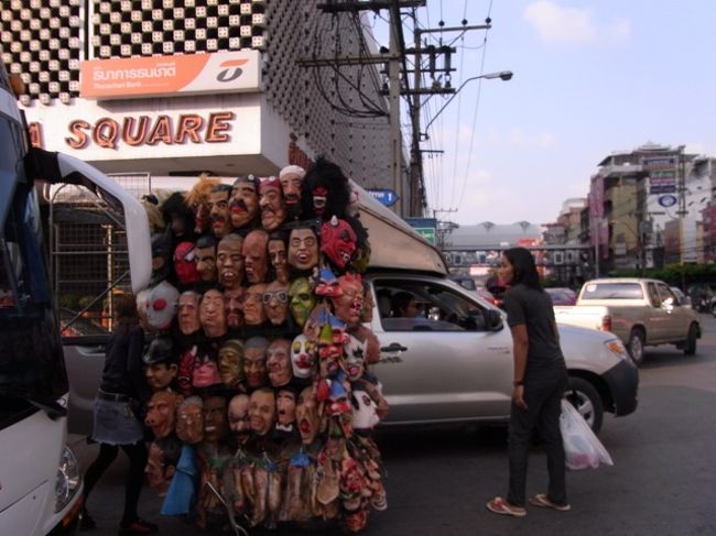 インドラを出たら、こんな屋台？に遭遇。<br />誰が買うの？！（▽▽；<br />