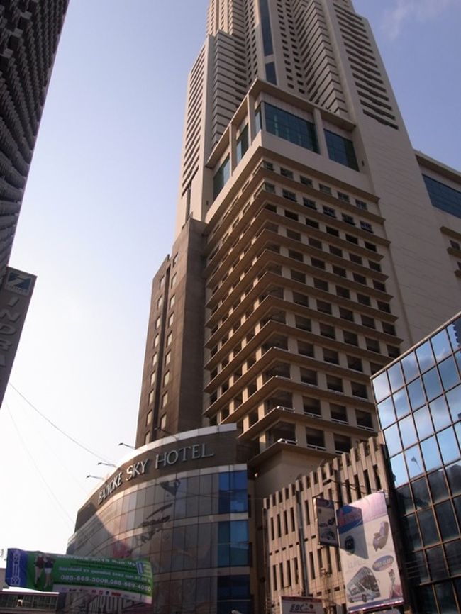 日本人ツアー客が利用するというバイヨークスカイ。<br />初めてこのビルを見たときに、本当に驚いたものです。高さではなく、その立地に！（＠＠；<br /><br />隙間無く立て込んでいる街中に突然、ニョキッ！と建っているのですから。本当にありえない。<br />日本だったら、こんな高いビルの周りには余裕があるはず。いつ見てもあきれる。（・・