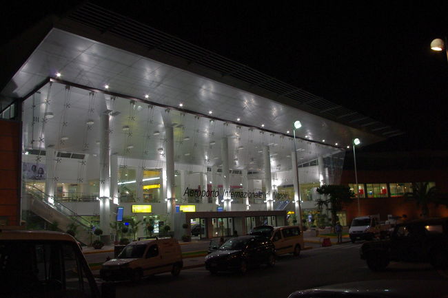 空港外の建物。ライトアップされ建物が幻想的に映る。<br />ここからタクシーでホテルまで移動。