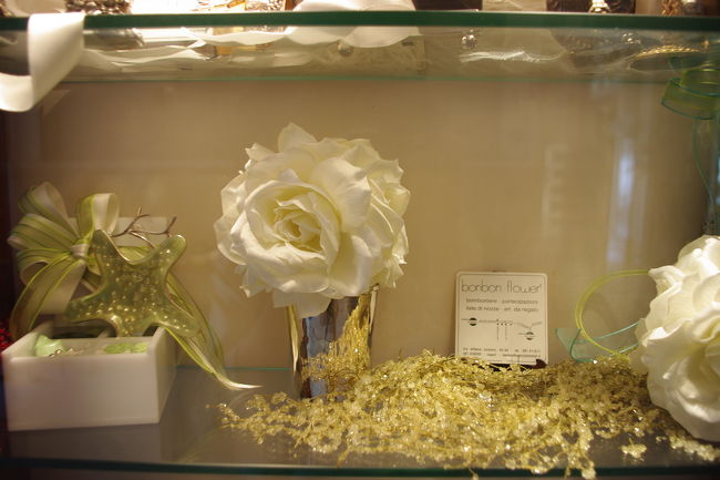 とてもエレガントにまとまっているフロント脇のディスプレイ。