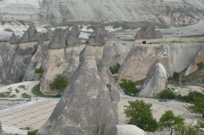 不思議な　不思議な形の岩山、　見飽きない景色です。　　この　素晴らしい自然美！　