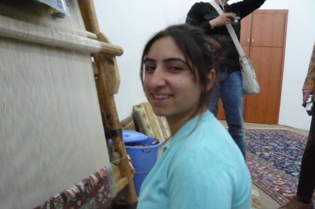 この後　絨毯工場で実演を見学、　近くの主婦だそうですが、研修中との事。　トルコ絨毯の特徴はダブルノット<br />二重になっているため　とても　丈夫、繊細な作業です。　少女のような彼女も研修後は一人立ち。　自分の家で作業し　完成品はこちらで　厳しく検査され、　商品になります。