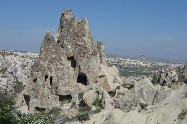 こうして不思議な岩の間を散歩、