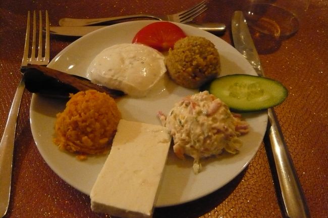 洞窟レストランで夕食、これが前菜　ヨーグルトを使ったり、　野菜を香辛料と煮込んで。いろんな味です。