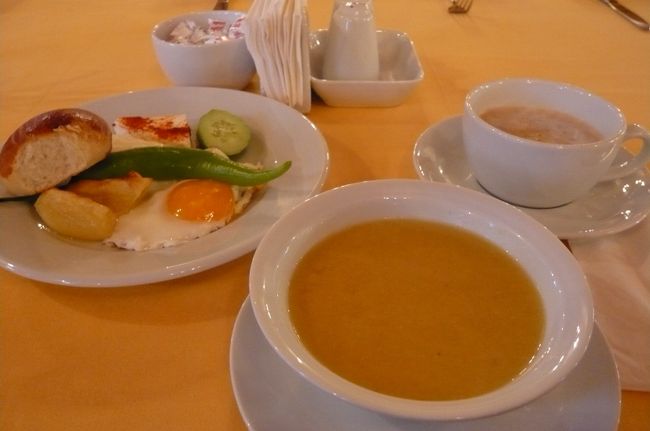 ４月２８日（水）<br /><br />　ギョレメカヤ　ホテルでの朝食、今日はアンカラへ向かいます。