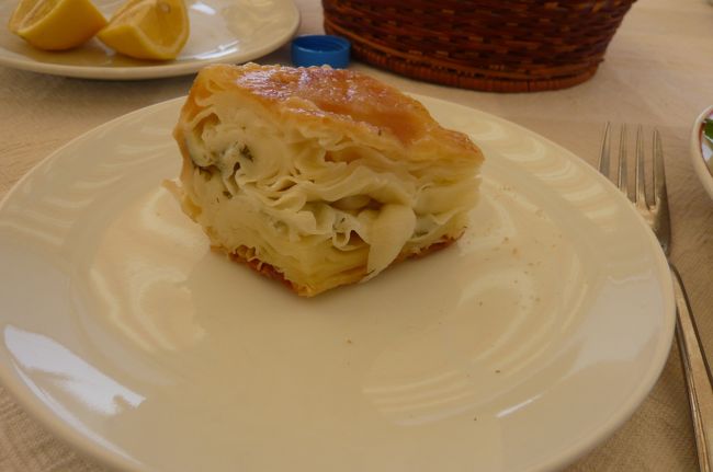 昼食は　前菜　パイ（菓子ではなくホーレン草が入って）肉のグリル　デザートでした。　トルコのパンはとても美味しいのですが、　ボリューム満点の食事で、なかなかパンまでたどり着くのは・・・