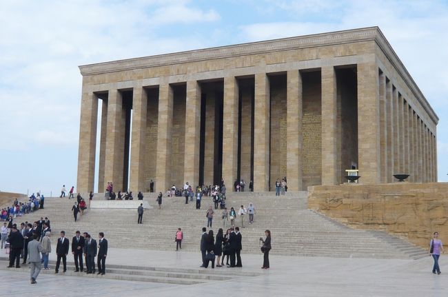 アタチュルク霊廟、　衛兵の交替が行われていました。　建国の父　展示されている　独立運動時の絵画に　老婆は弾薬を造り、若い女性達は弾を運び、それぞれが出来る役割を果たしていました。今　世界中の何処かでこのような悲惨な事が行われているとは、　残念！