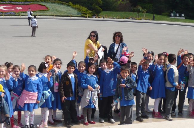 外に出ると　見学にきていた子供達に　取り囲まれ、<br />とてもフレンドリーで好奇心溢れて、　Ｗhat’s your name ?　なんて　　質問ぜめ。