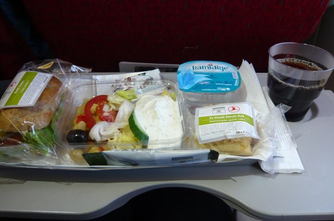 この後、　国内線で　イスタンブールへ。　満席。　１時間少しのフライトですが、　夕食も立派に出てきました。　トルコ航空のサービスは凄い！<br />アンカラで仕事の後、イスタンブールに帰る　とても綺麗な　サイコロジストと隣り合わせに。　　さすがーと言える程　総てがバッチリきまっていました！