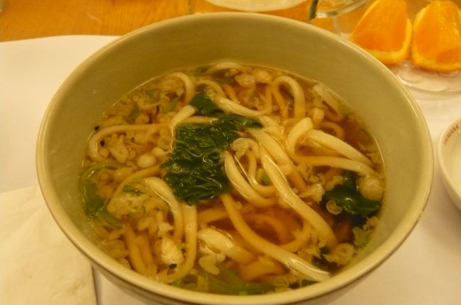 到着後　ホテルの途中にある　憂曇屋というレストランで、日本食を。献立は刺身　天婦羅　うどん　でした。ん　ん　ん。　<br />現地の方もちらほら、赴任中の邦人もみられ。