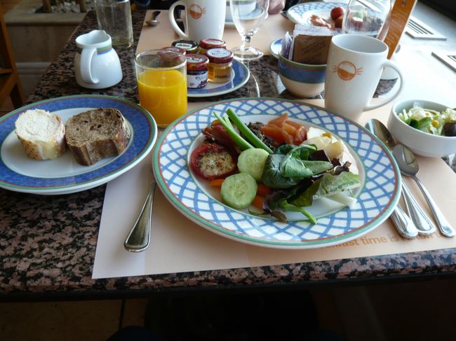 ４月２９日（木）<br /><br />　イスタンブール　ヒルトンホテルでに朝食、　海を見下ろす　日の当たる　窓辺の席、今回の旅行中　初めて　スモークサーモンに出会いました。おいしーい