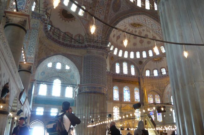 モスクの内部　多方向からの明かりが取り入れられ　荘厳な雰囲気。