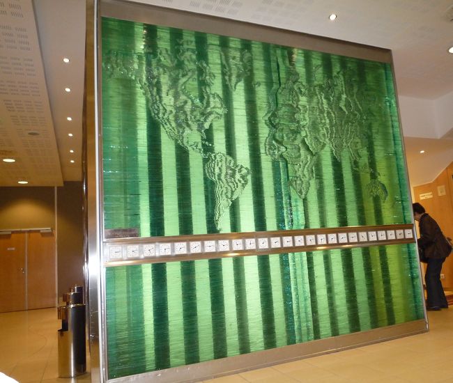 ブダペストの街並み。ホテル・ノボテルロビー。世界の時刻。  <br /><br />