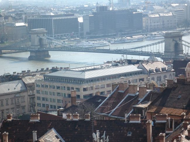 ブダペストの街並み。中央はくさり橋。