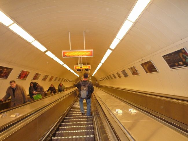 ブダペストの街並み。地下鉄駅。