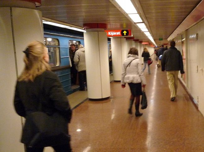 ブダペストの街並み。地下鉄駅ホーム。