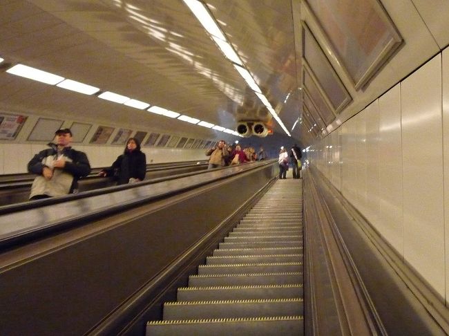ブダペストの街並み。長い地下鉄駅のエスカレーター。