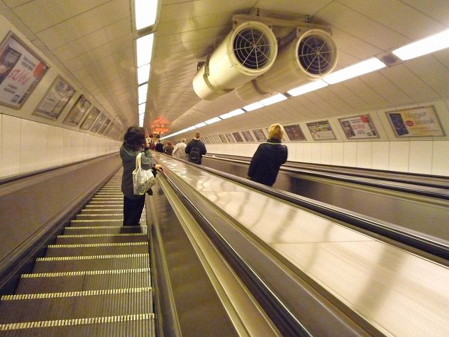ブダペストの街並み。長い地下鉄駅のエスカレーター。