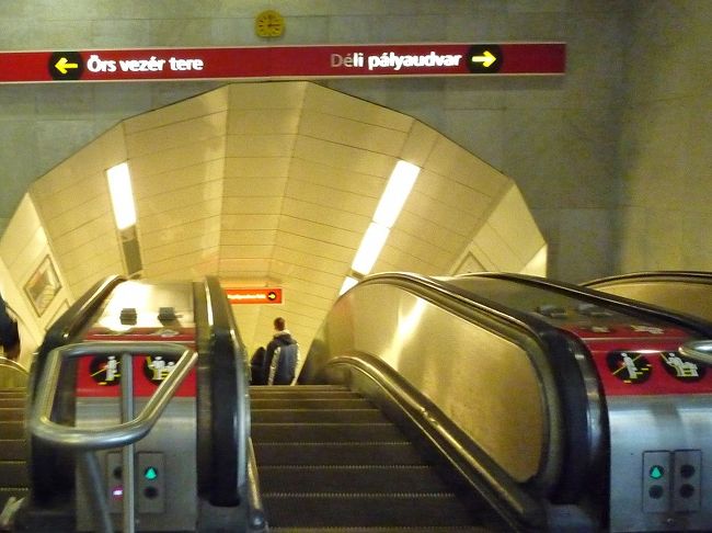 ブダペストの街並み。長い地下鉄駅のエスカレーター。