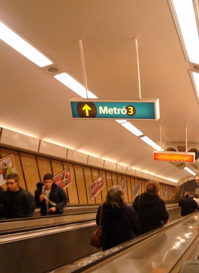 ブダペストの街並み。長い地下鉄駅のエスカレーター。