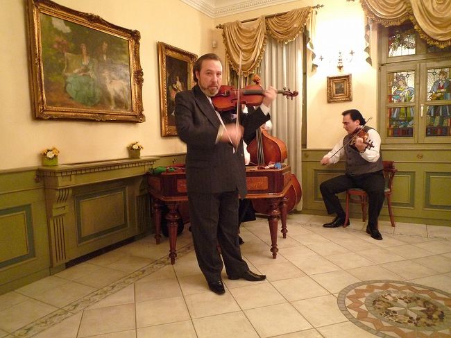 ブダペストの街並み。レストランで生演奏。