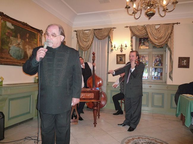 ブダペストの街並み。レストランで生演奏。