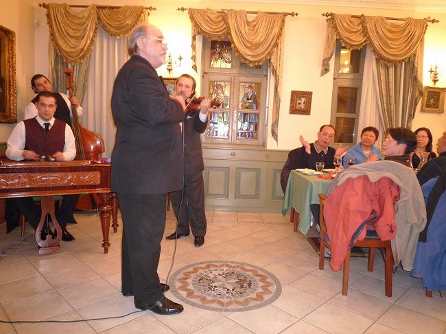 ブダペストの街並み。レストランで民族舞踊と生演奏ショー。