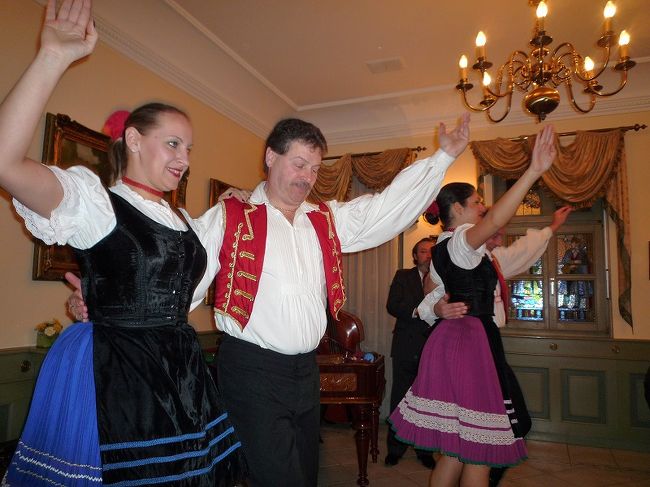 ブダペストの街並み。レストランで民族舞踊と生演奏ショー。