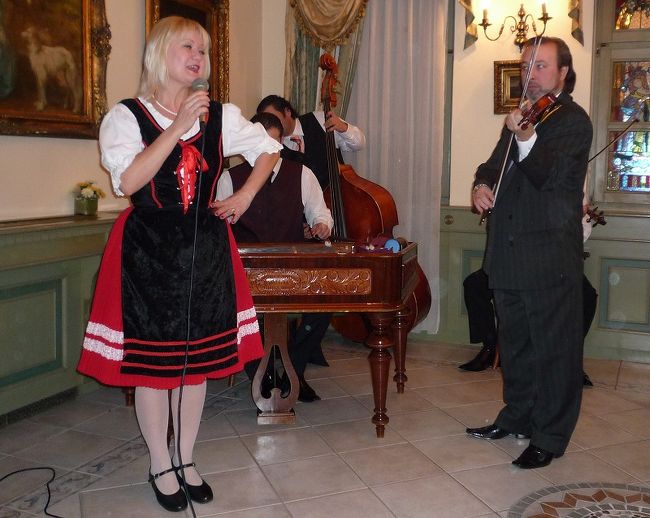 ブダペストの街並み。レストランで民族舞踊と生演奏ショー。