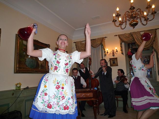 ブダペストの街並み。レストランで民族舞踊と生演奏ショー。