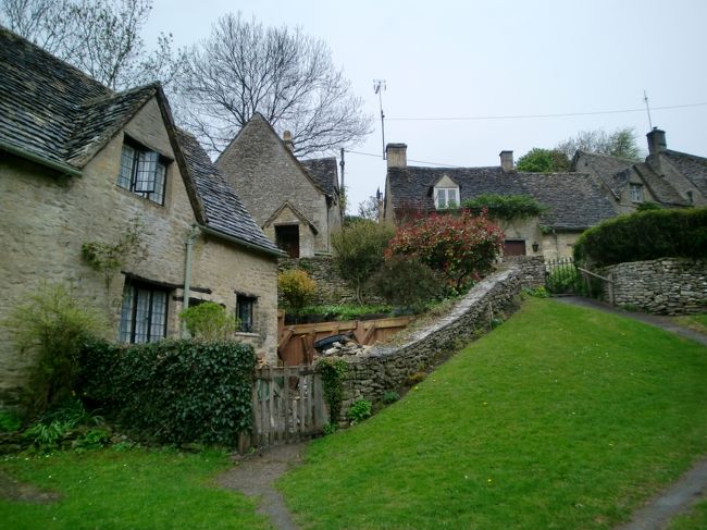 バイブリーの街も蜂蜜色の中世に建てられた建物が多かった。タイムスリップしたような錯覚に陥る。