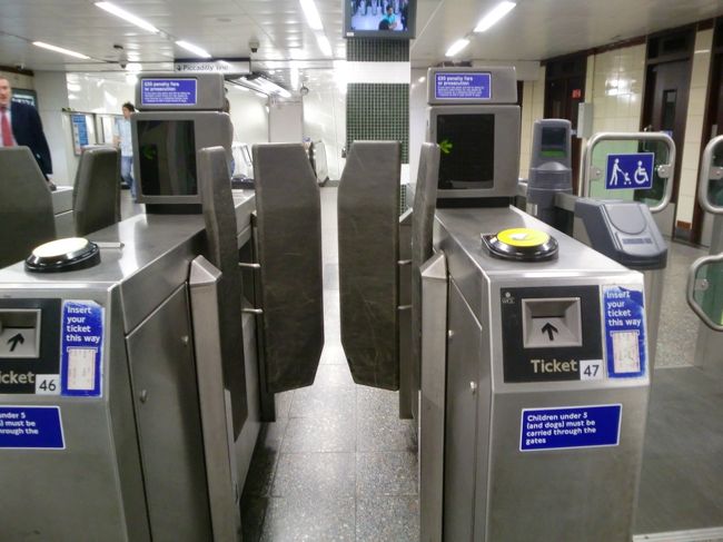 地下鉄の改札。<br />右側の台にチケットを入れると正面にあるゲートが瞬時に開く。<br /><br />