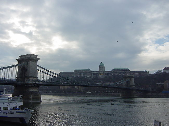 ドナウ川にかかる、くさり橋。