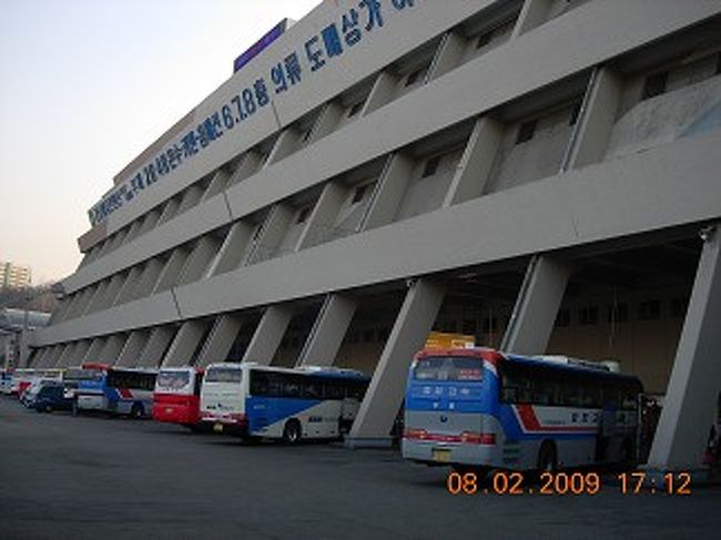 高速バスターミナル<br /><br />ヨジュプレミアムアウトレットへ行く為に、ここからヨジュ行きのバスに乗る。<br /><br />アウトレットツアーも出ていたが、あまりにも高くバカバカしいので自力で行くことにした。<br /><br />ターミナル駅も案内がしっかりしていてわかりやすく、何の不便もなかった。<br />