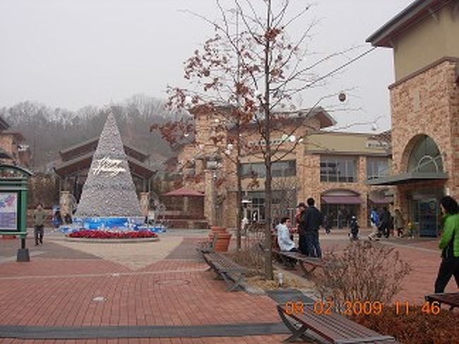 ヨジュプレミアムアウトレット<br /><br />チェルシー系はどこも同じ作りなのか、御殿場と見た目は変わらない。<br />価格も日本のアウトレットとさほど差はなかった。<br />ウォン安でその分が日本より得かな。<br />品物は、誰が着るの?と思うような派手な色遣いのものが比較的多かった。<br />昨年(2008年)10月にオープンしたばかりで、日本人に浸透していないのかここで日本人を見ることはなかった。<br />